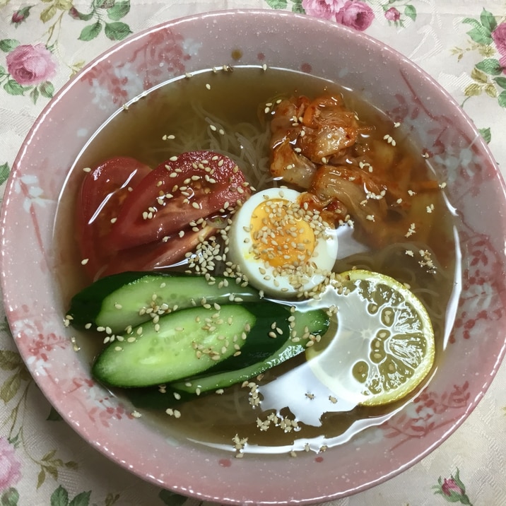 トマトときゅうり入りの韓国風冷麺